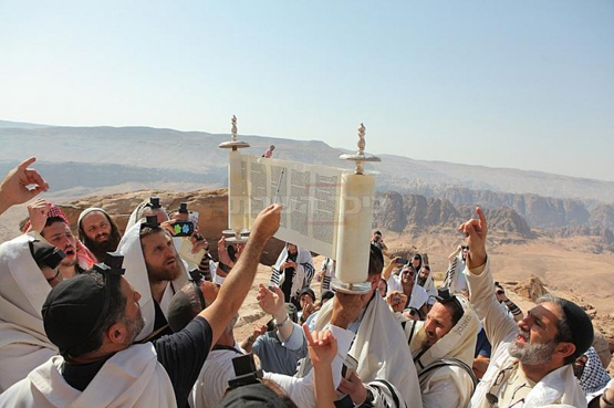 زيارة اليهود لمقام هارون لم تكن الاولى - صور