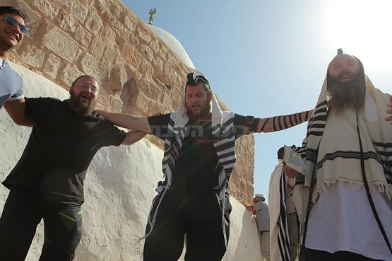 زيارة اليهود لمقام هارون لم تكن الاولى - صور