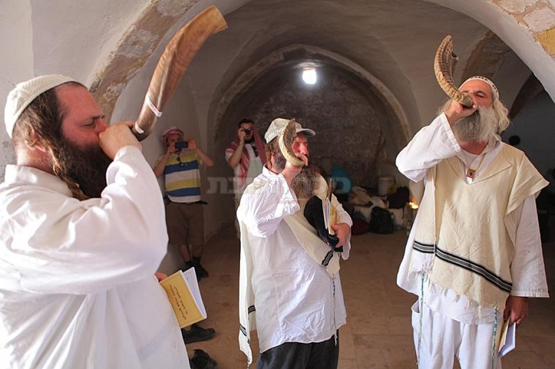 زيارة اليهود لمقام هارون لم تكن الاولى - صور