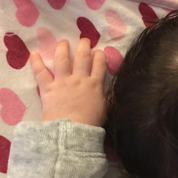 حنان مطاوع تنشر صورة ابنتها.. وتخفي وجهها