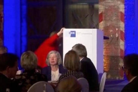 ميركل تتعثر مرة أخرى  فيديو