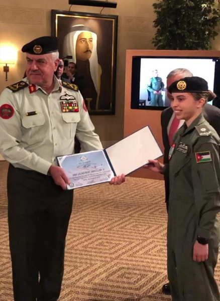 الملك والملكة وولي العهد في تخريج الاميرة سلمى 