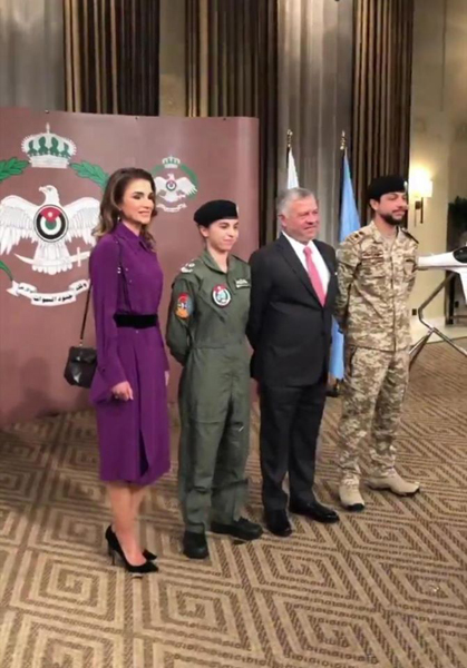 الملك والملكة وولي العهد في تخريج الاميرة سلمى 