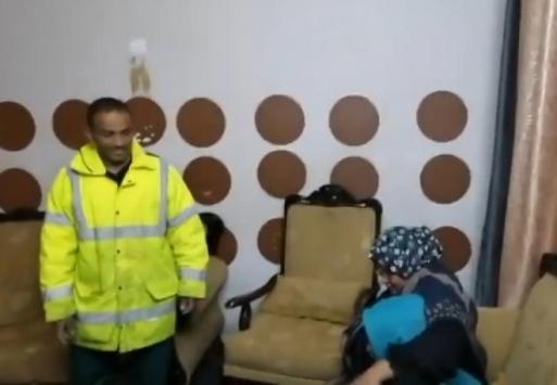 عامل وطن يتبرع بنصف منزله لفقيرة