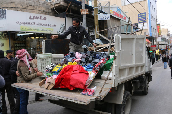 حملة على البسطات في الزرقاء -صور