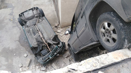 تصادم وسقوط مركبتين بمركز تصليح سيارات في ماركا – صور