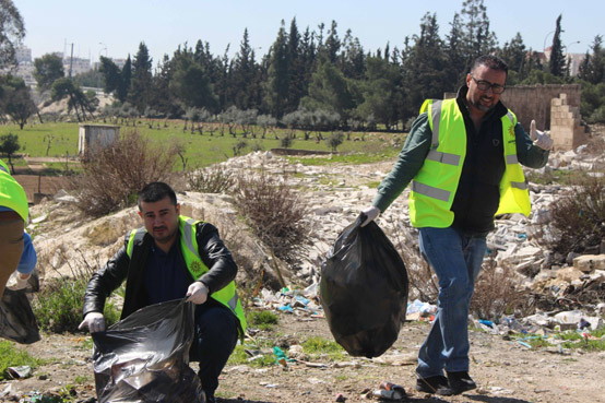 المناصير للزيوت والمحروقات تطلق مبادرة لتنظيف محيط مطل كوريدور عبدون