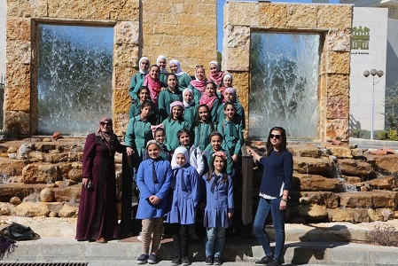 وفد من طلبة مدرسة الكرامة الأساسية يزور جامعة البترا