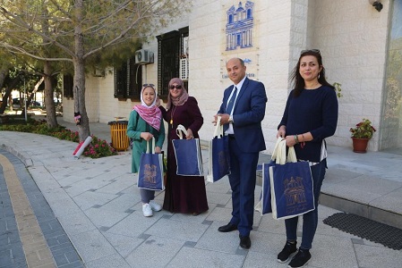 وفد من طلبة مدرسة الكرامة الأساسية يزور جامعة البترا