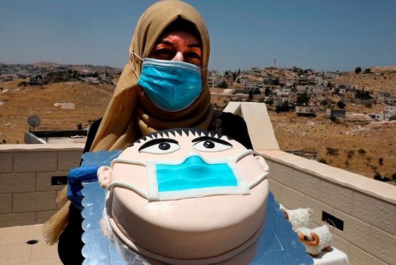 فلسطينية تنتج (كيكة كورونا) - صور