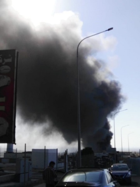 حريق معرض باصات بالمنطقة الحرة - صور وفيديو 