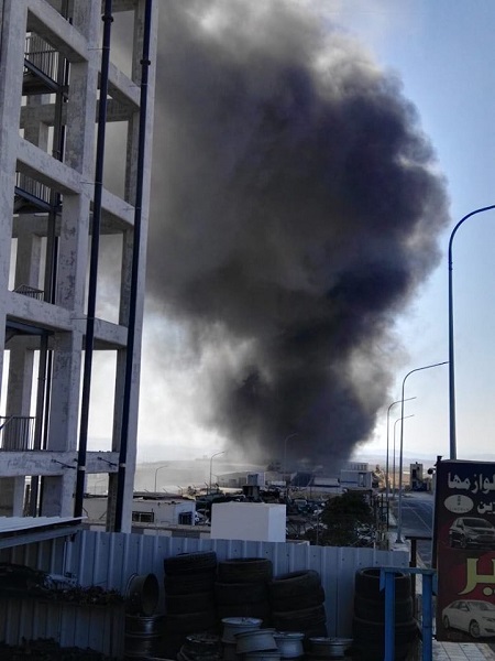 حريق معرض باصات بالمنطقة الحرة - صور وفيديو 