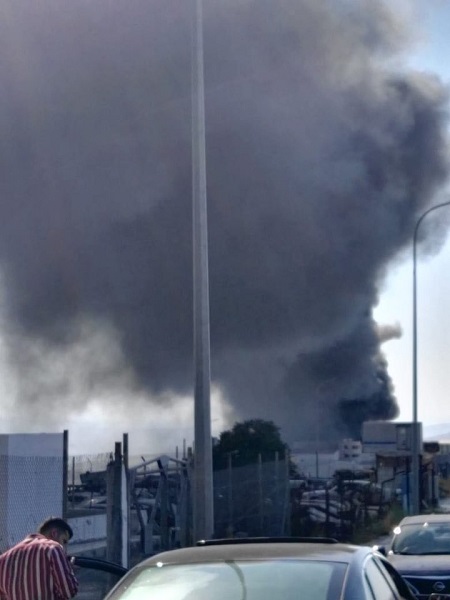 حريق معرض باصات بالمنطقة الحرة - صور وفيديو 