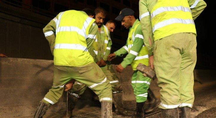 تنظيف شبكات تصريف مياه الأمطار بأنفاق عمّان