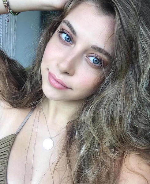 شقيقة نجمة تركية تحظر الجمهور العربي - صور  