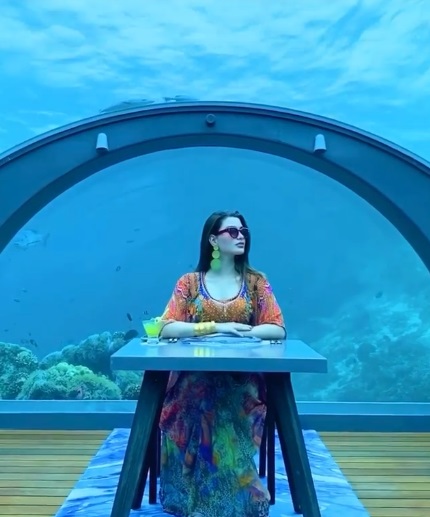 روان بن حسين تستمتع تحت الماء - صورة