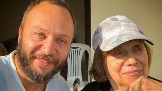 فنان سوري يرد على انباء وضع والدته في دار العجزة