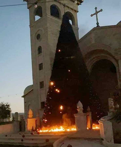 مسلمون يعيدون بناء شجرتي ميلاد أحرقهما مجهولون في سخنين- صور