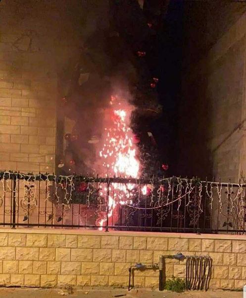 مسلمون يعيدون بناء شجرتي ميلاد أحرقهما مجهولون في سخنين- صور