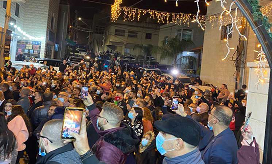 مسلمون يعيدون بناء شجرتي ميلاد أحرقهما مجهولون في سخنين- صور