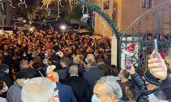 مسلمون يعيدون بناء شجرتي ميلاد أحرقهما مجهولون في سخنين- صور