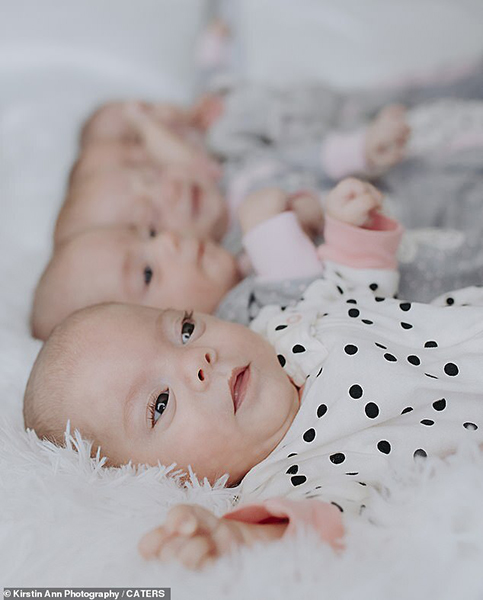 فتاتان ترزقان بمجموعة توائم خماسية!