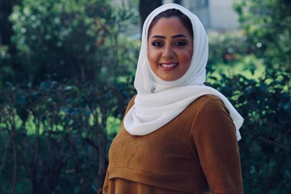 الجلوس بشكل W على الأرض 