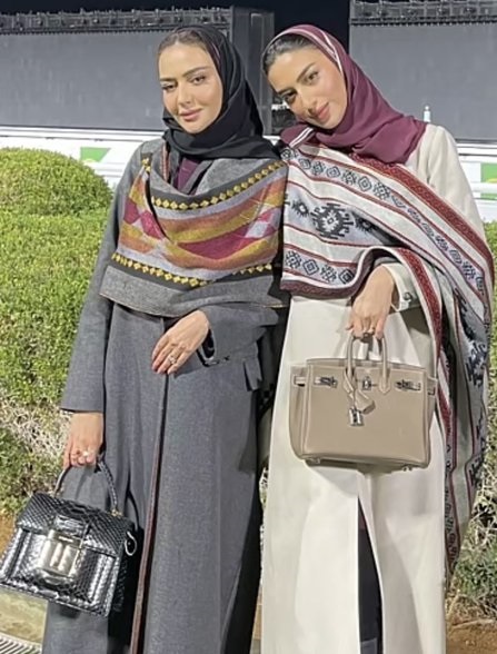 إطلالة يارا النملة مع والدتها في كأس السعودية - صورة