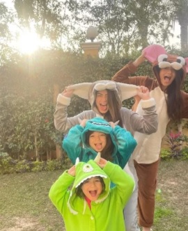 أحدث ظهور لبنات أحمد زاهر بملابس شخصيات كرتونية - صور