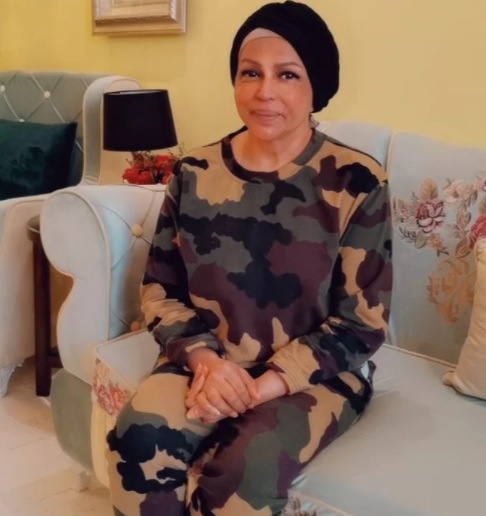 أول ظهور للفنانة فخرية خميس بعد استئصال ثدييها - صورة 