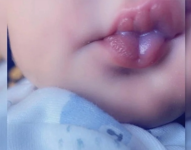 عبير سندر تنجب طفلها الأول وتنشر صورة له