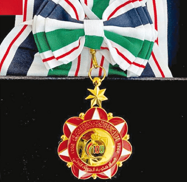 الملك يسلم وسام مئوية الدولة لكوكبة من الاردنين