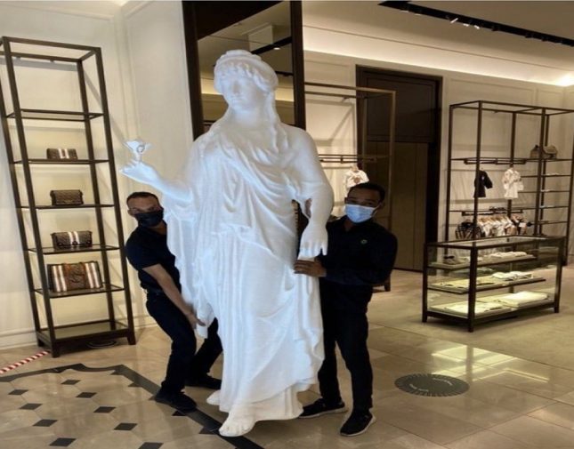 شاهد تمثال إله الحب يثير جدلا في الكويت