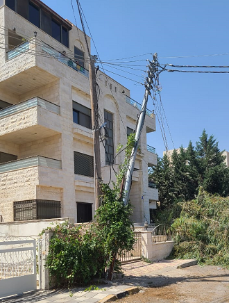 قلع شجرة يقطع الكهرباء عن ضاحية النخيل