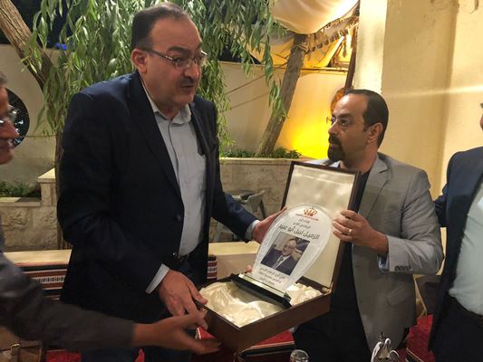 بعد 30 عاما من العطاء... أبو عبيد يودع الإذاعة والتلفزيون