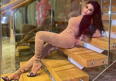 هيفاء وهبي بإطلالة مخملية وتعلق: شوكولاته مشكلته - صور 