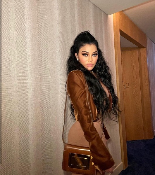 هيفاء وهبي بإطلالة مخملية وتعلق: شوكولاته مشكلته - صور 