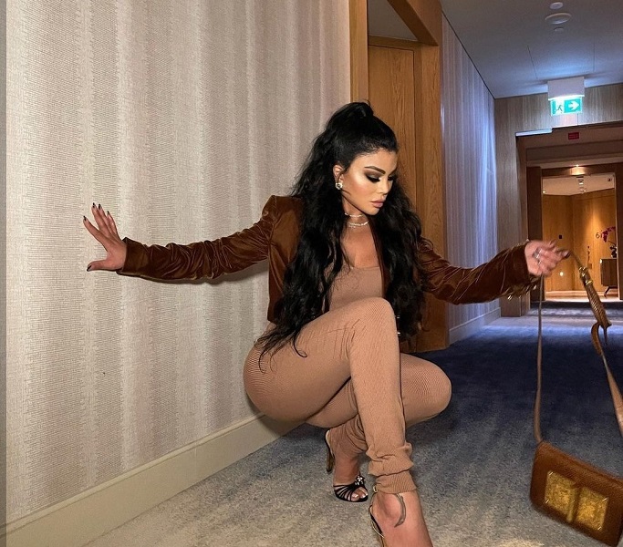 هيفاء وهبي بإطلالة مخملية وتعلق: شوكولاته مشكلته - صور 