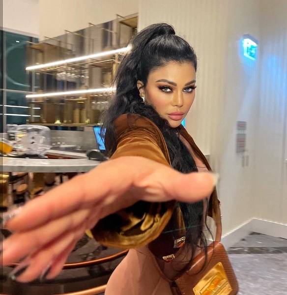 هيفاء وهبي بإطلالة مخملية وتعلق: شوكولاته مشكلته - صور 