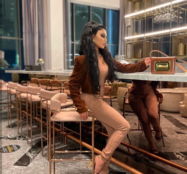 هيفاء وهبي بإطلالة مخملية وتعلق: شوكولاته مشكلته - صور 