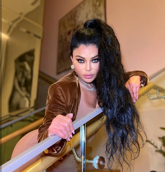 هيفاء وهبي بإطلالة مخملية وتعلق: شوكولاته مشكلته - صور 