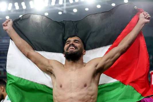 الجزائر يرفع علم فلسطين بالملعب بعد فوزه على المغرب