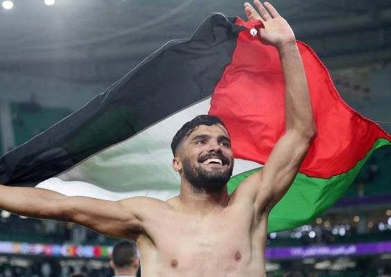 الجزائر يرفع علم فلسطين بالملعب بعد فوزه على المغرب