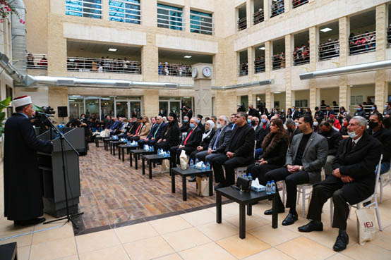 جامعة الشرق الأوسط تقيم حفلًا لإضاءة شجرة الميلاد داخل حرمها