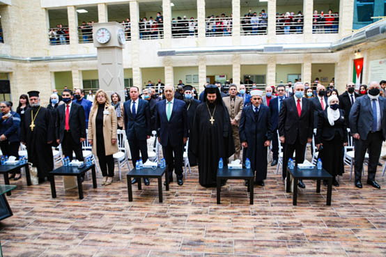 جامعة الشرق الأوسط تقيم حفلًا لإضاءة شجرة الميلاد داخل حرمها