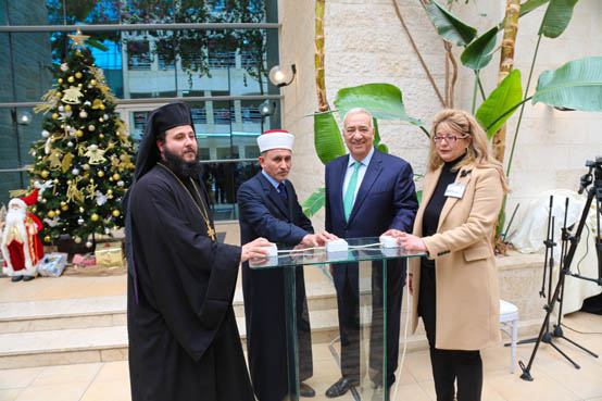 جامعة الشرق الأوسط تقيم حفلًا لإضاءة شجرة الميلاد داخل حرمها