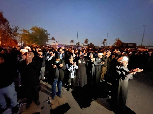 عراقيون محتجون على حفل محمد رمضان يقيمون الصلاة بجوار الحفل