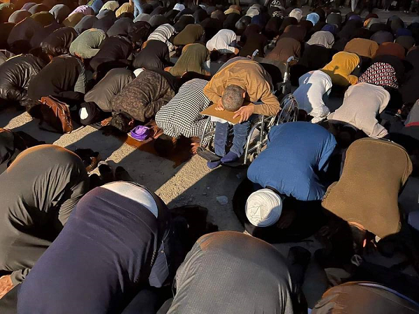 عراقيون محتجون على حفل محمد رمضان يقيمون الصلاة بجوار الحفل