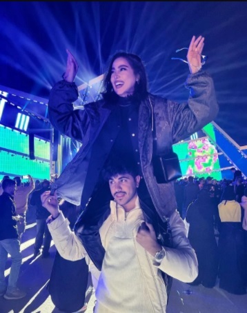 فاطمة المؤمن على الأكتاف في الرياض - صورة 