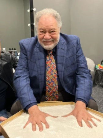 يحيى الفخراني يضع بصمته على جدار المشاهير 